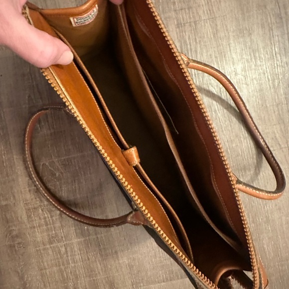 Vintage Dooney and Bourke Navy and Tan Leather Bag - Picture 3 of 5